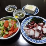 タコ刺身と野菜サラダの夕食