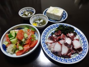 タコ刺身と野菜サラダの夕食